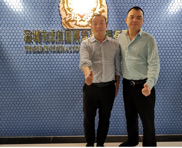 深圳市某貨運(yùn)代理公司運(yùn)輸香港合作圓滿完成，合影留念