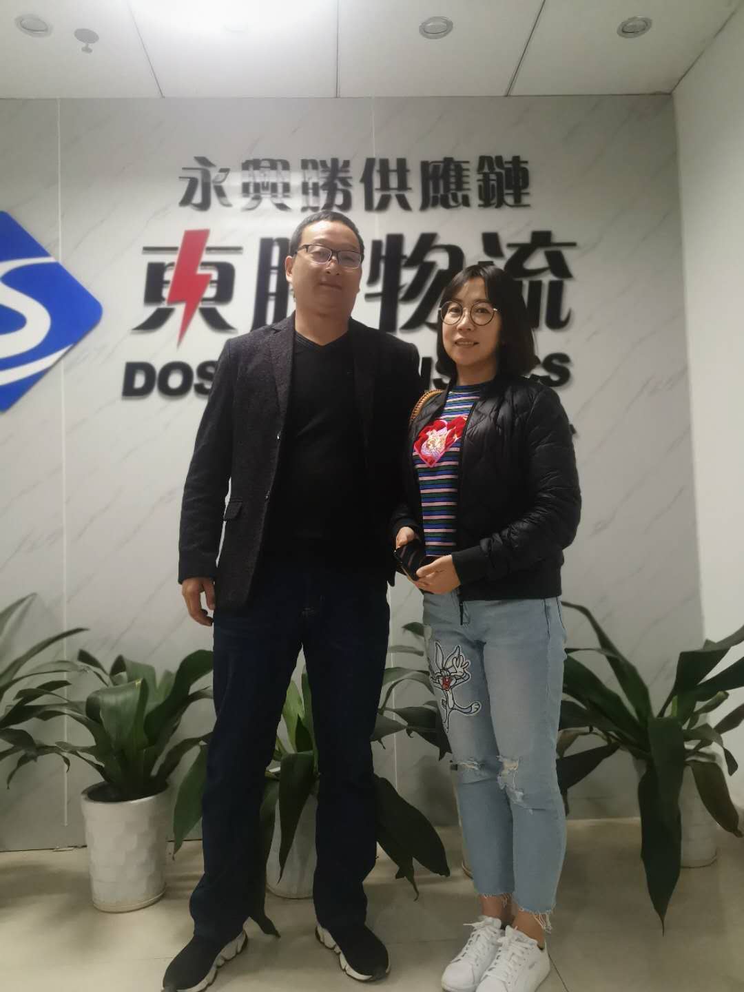浙江某貨運公司運輸香港圓滿完成！客戶合影留念