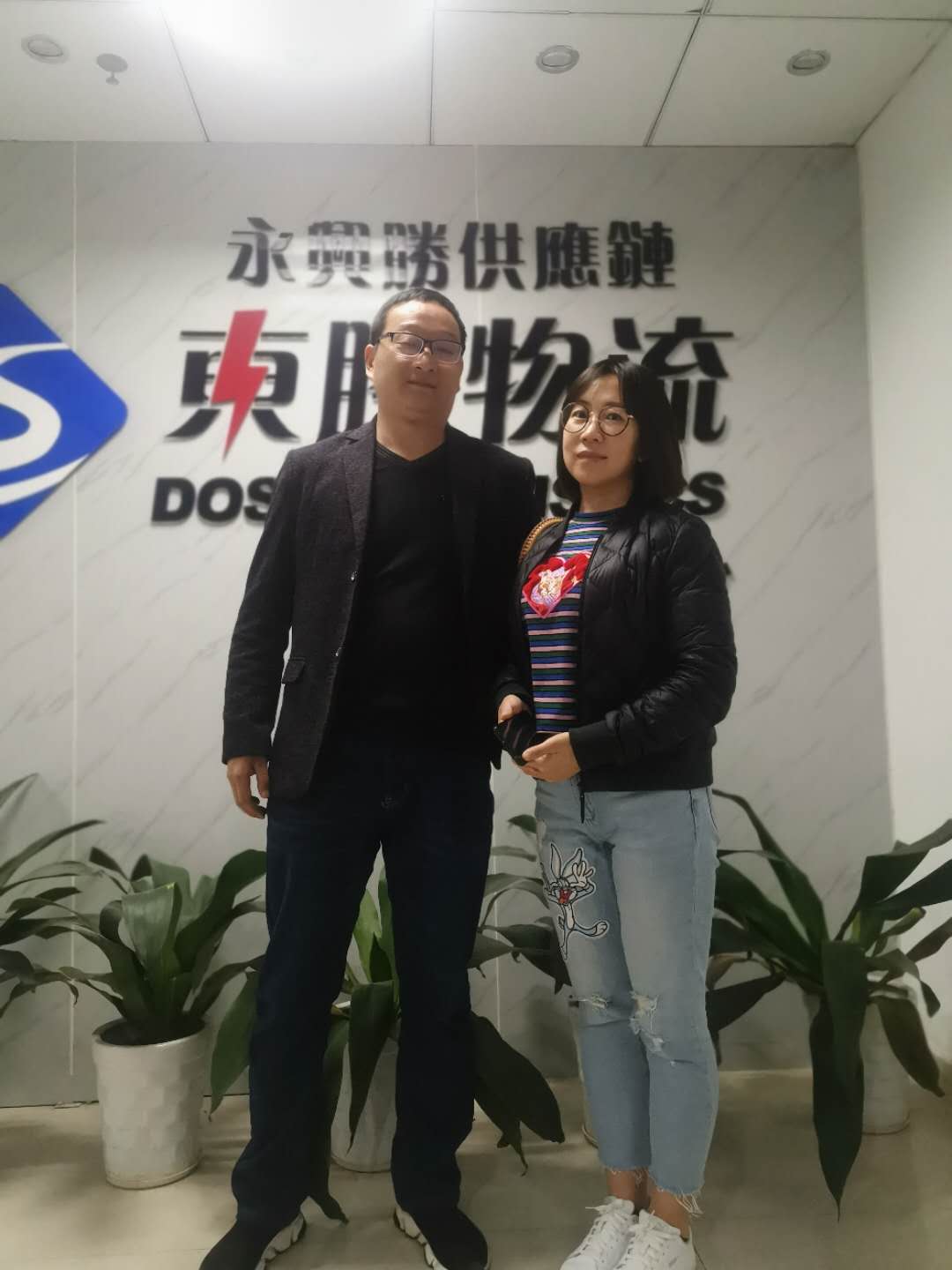 浙江某貨運(yùn)公司運(yùn)輸香港圓滿完成！客戶合影留念